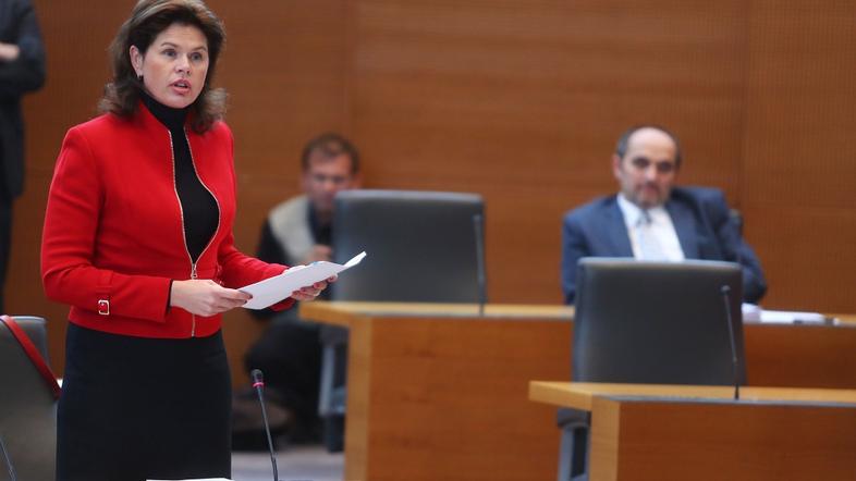 Slovenija 21.10.2013 Alenka Bratusek, z vprasanji poslank in poslancev predsedni