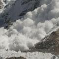 V smučarskem središču Val d'Isère v francoskih Alpah se je sprožil plaz in pod s