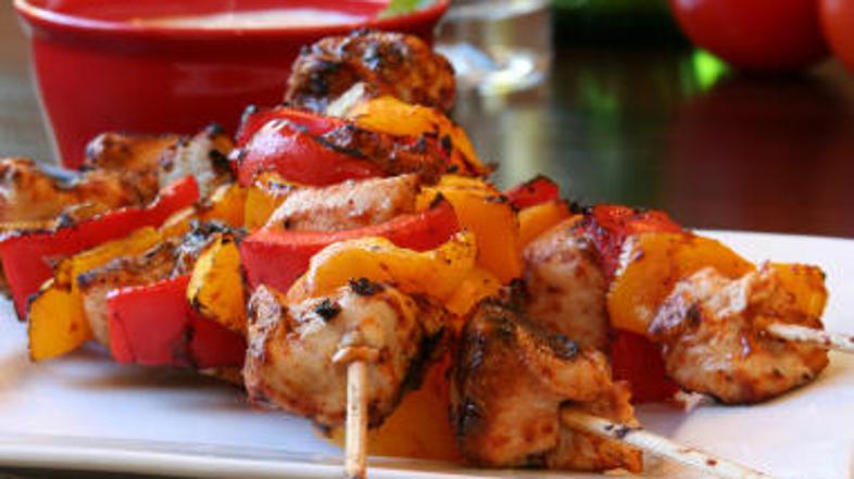 Sočni papriki dodajte še bučke, kumare ali paradižnik.