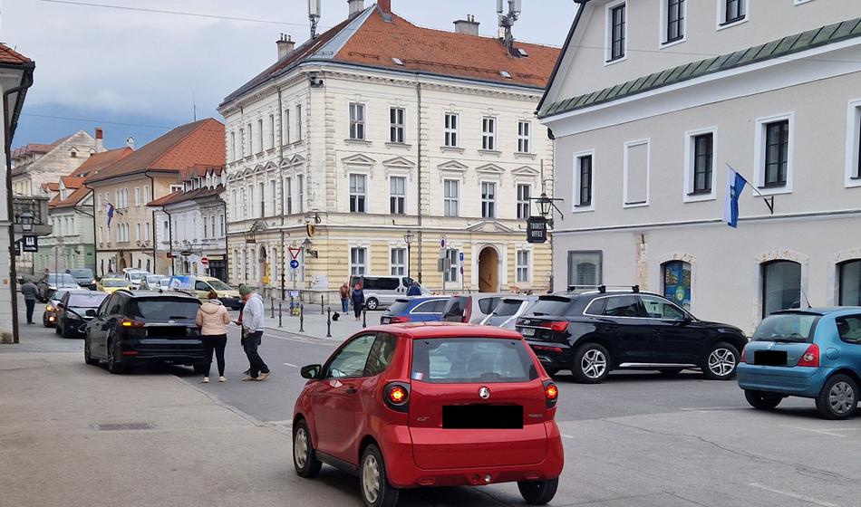 S parkirišča vzvratno v nepravilno parkiran avtomobil na cesti, kdo je kriv?