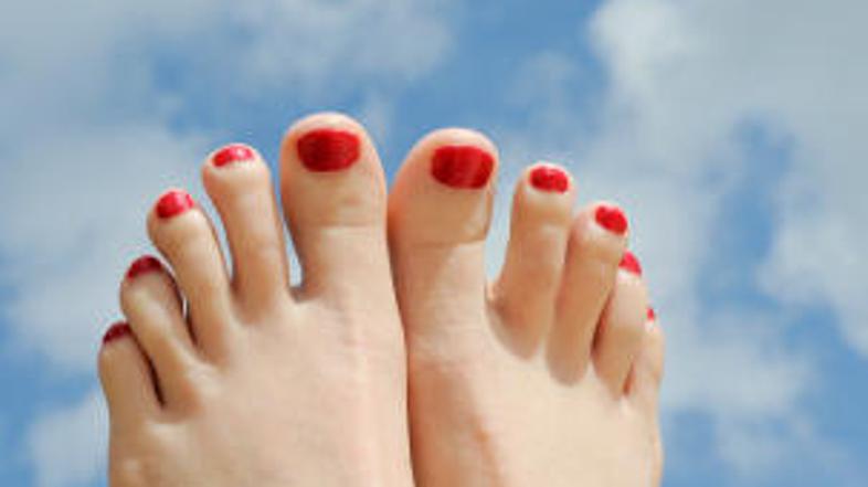 Pod temnim lakom lahko vaši nohti postanejo rumenkasti.