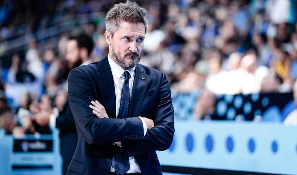 Trener s solzami v očeh odstopil po porazu proti Sloveniji