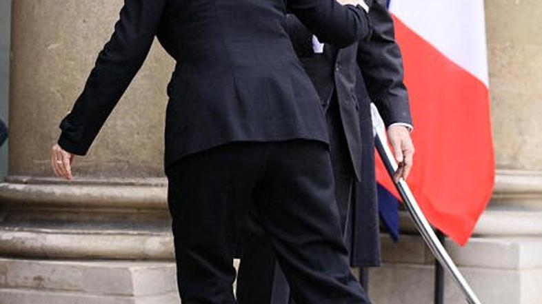 Francoski predsednik Nicolas Sarkozy se je izkazal za pravega kavalirja. (Foto: 