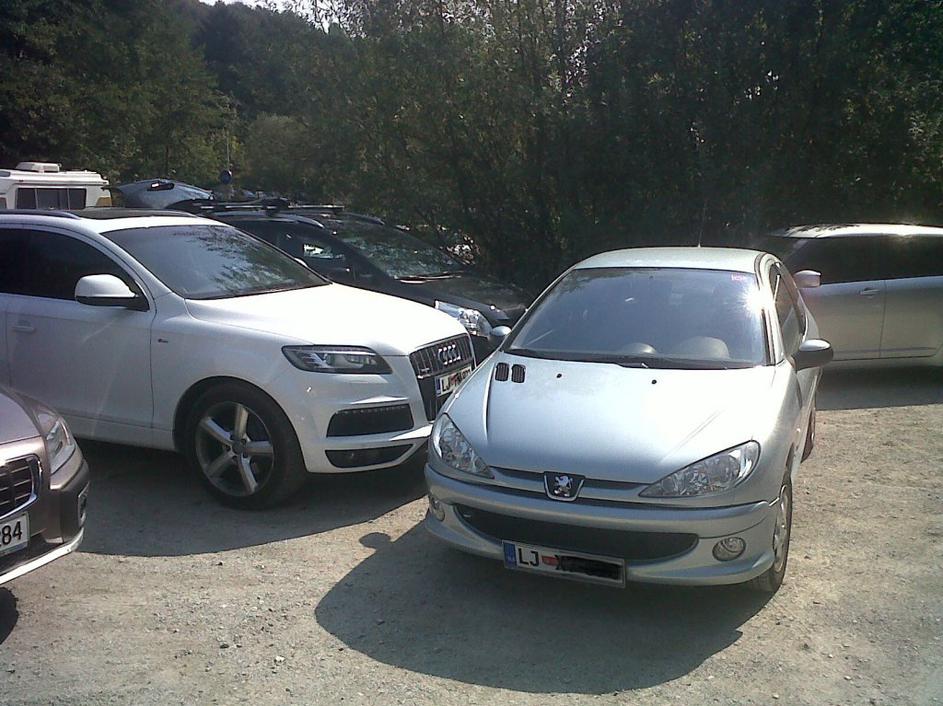 Avto na parkirišču