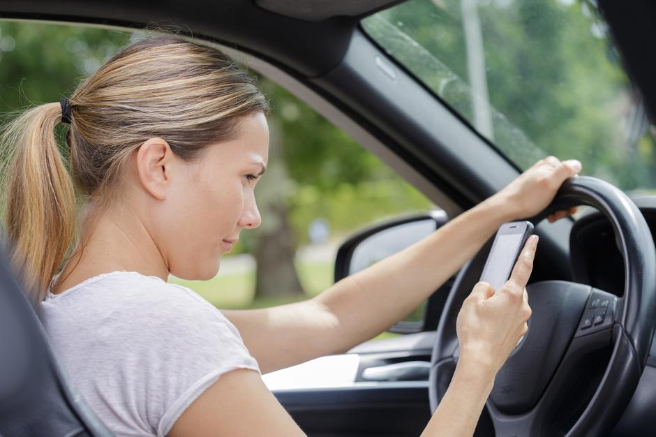 mlada voznica, mladi voznik, vožnja, uporaba mobilnika med vožnjo | Avtor: Profimedia