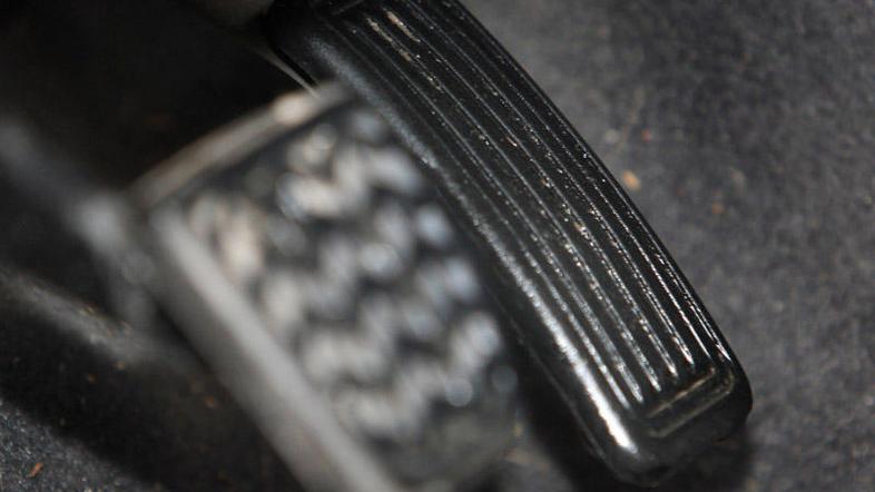 Ameriški CTS, ki dobavlja stopalke za plin za omenjene modele, zavrača odgovorno