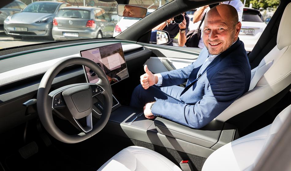 Vrtovec stopil iz tesle in napovedal naslednjo veliko stvar: robotaksiji