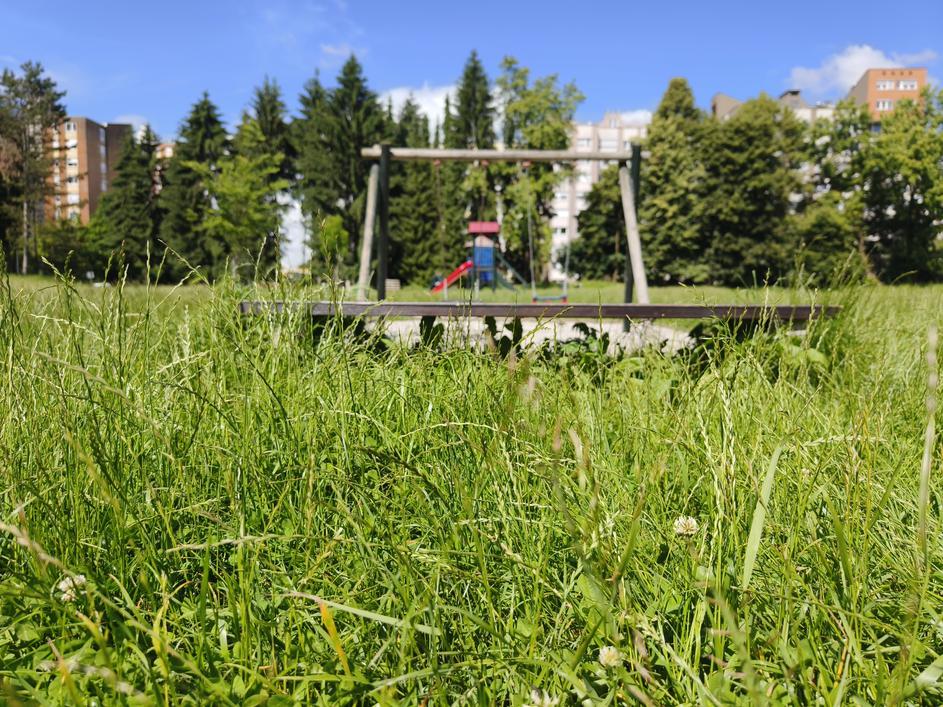 Park bratovševa glinškova ploščad košnja nogomet igrala