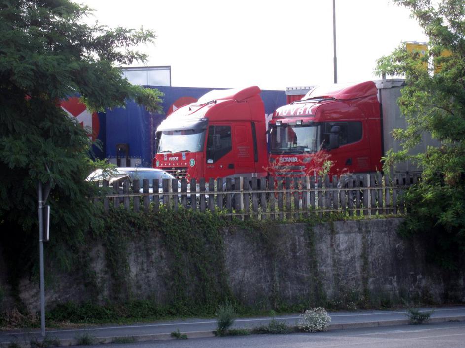 Vozniki tovornjakov opozarjajo na slabe razmere.