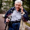 Telefoniranje ni najbolj varno početje niti med hojo. (Foto: Shutterstock)