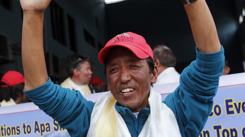 Apa Šerpa, ki živi v Združenih državah Amerike, je 8.850 metrov visoko goro osvo