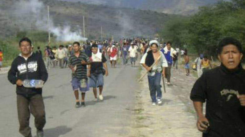 Avtohtoni prebivalci s palicami preprečujejo vstop v mesto Jurimagua na severu P