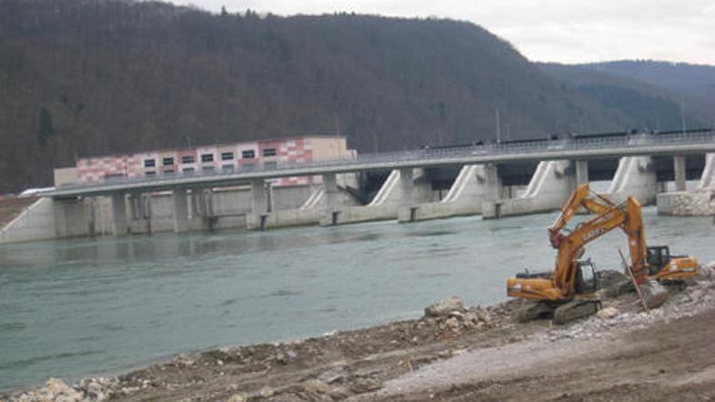 Zadnji lepotni popravki ob HE Blanca, ki bo začela obratovati še letos.