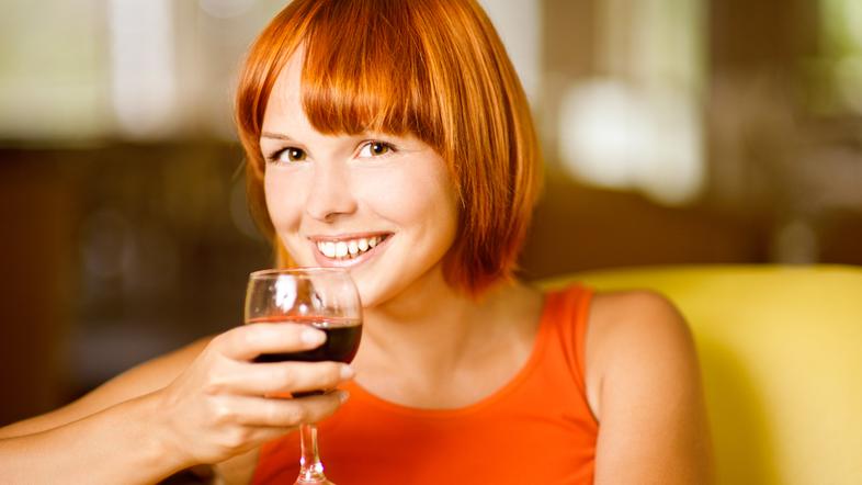 rdeče vino, ženska, pitje