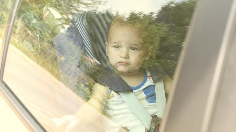 Otrok v avtomobiliu