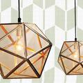 "Trikotna" stropna luč in tapete z geometrijskim vzorcem ...