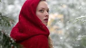 Vlogo Rdeče kapice je prevzela Amanda Seyfried. (Foto: YouTube)