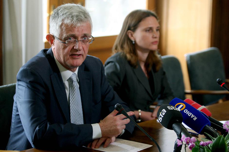 Pavel Gantar Mojca Prelesnik protesti %C5%A1tudenti dz parlament %C5%A1koda okna | Avtor: Žurnal24 main