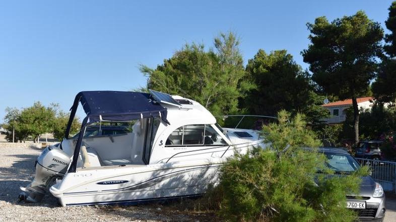 Gliser priletel na obalo 