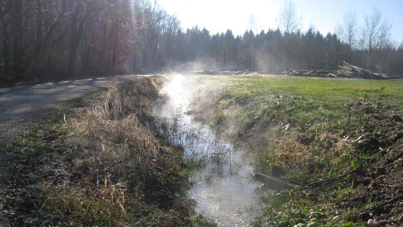 Toplo termalno vodo, ki žubori iz vrtine sredi gozda, je znala izkoristiti le šk