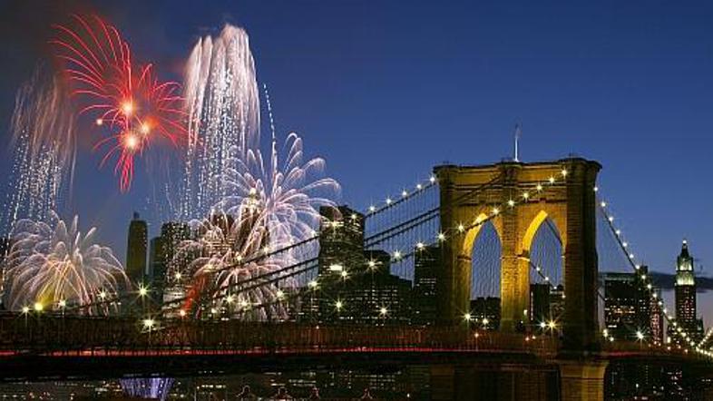 22. maja so Newyorčani gledali rojstnodnevni ognjemet.