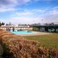 Del Športnega parka Vrhnika je tudi bazen, a je že nekaj časa zaprt. (Foto: Anže