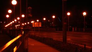 Na Šmihelskem mostu so v uporabi neustrezne nezasenčene svetilke. (Foto: Živa Za