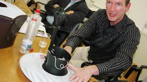 Martin Geier z Univerze Regensburg prikazuje delovanje pasti. Zgornji razpršilec