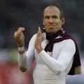 Bayern Arjen Robben dres majica aplavz povoj poškodba roka