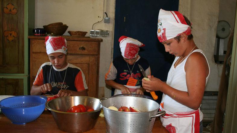 Otroci so se seznanili z nekaterimi poklici, med drugim so se lahko preizkusili 