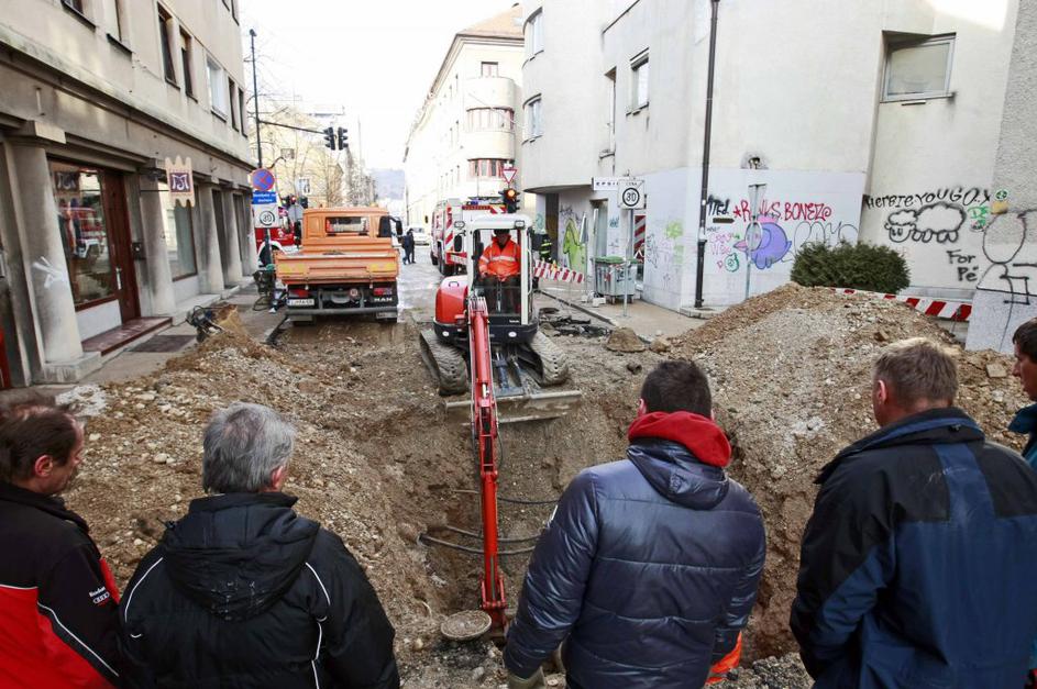 Počena vodovodna cev.