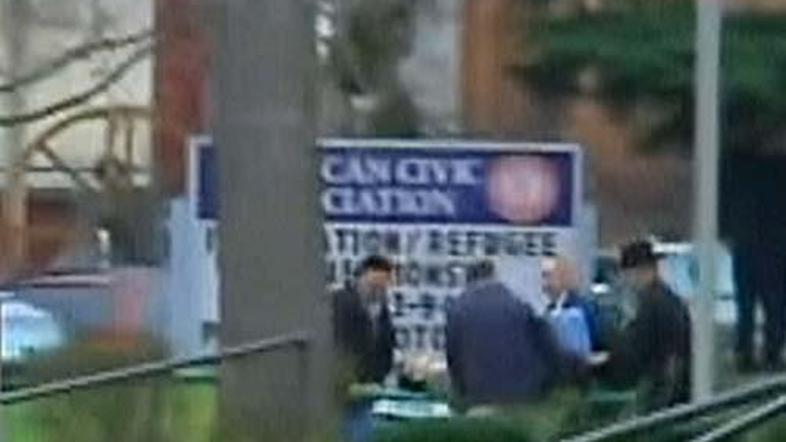 Napadalec je več ur zadrževal okoi 40 talcev.