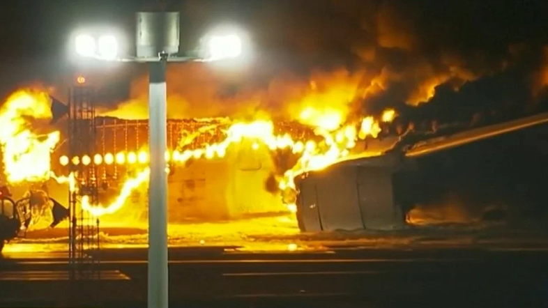 požar na letalu v Tokiu