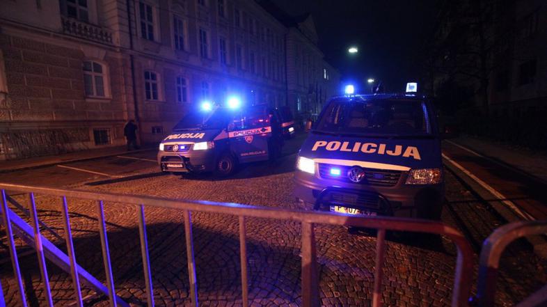 Policija pred stavbo občine v Mariboru