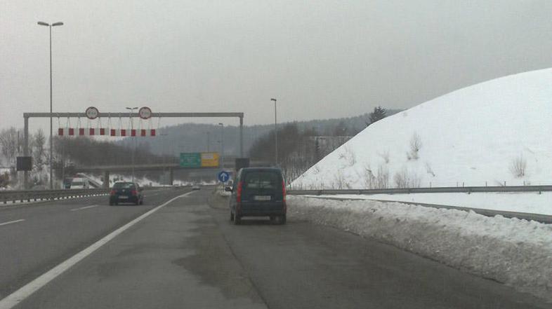 Pri predoru Šentvid ni stacionarnega radarja, zato hitrost vozil občasno merijo 