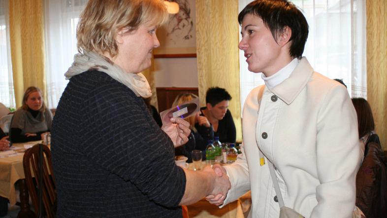 Tina Plazar, socialna delavka s Centra za socialno delo Trebnje v družbi Andreje