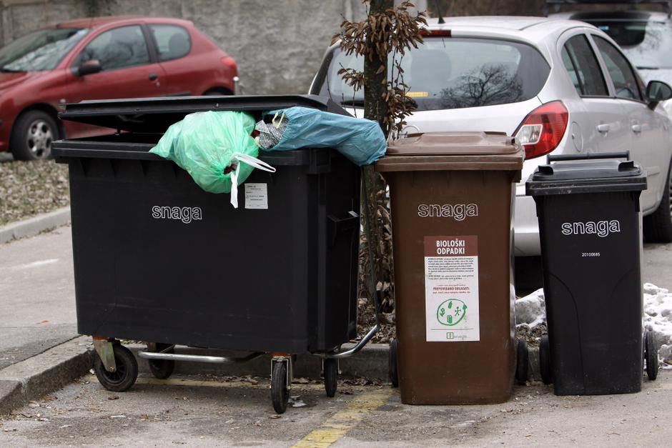 Ljubljana 06.01.11, smeti, plasticne vrecke, kontejner, foto: Benjamin Kovac | Avtor: Benjamin Kovač