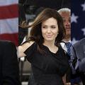 Angelina Jolie (sredina) se še ni odločila, za koga bo volila, a resno razmišlja