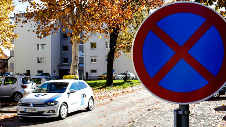 prepovedano parkiranje in ustavljanje, prometni znak