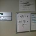 Takšen napis so v zdravstvenem domu v Šiški nalepili na vrata med cepljenjem pro