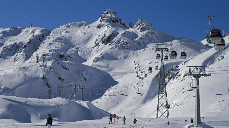 Mnogi Britanci o smučarskih počitnicah razmišljajo tudi takole: "Alkohol mora bi