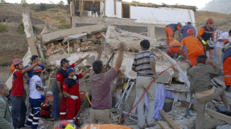 Študentski dom je pod sabo pokopal 15 deklic.