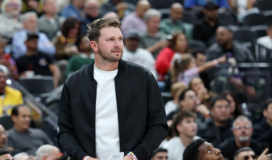 Dončić s klopi spremljal kaos in debi lakersov