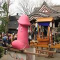 Japonci častijo ogromen rožnat penis.