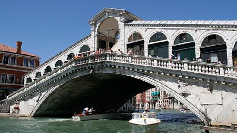 Podgan in turistov v Benetkah mrgoli in posledice čuti tudi Ponte di Rialto.