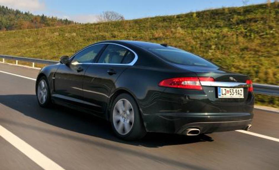 XF prevzame z obliko, preseneča pa tudi z notranjostjo, ki ne bo pustila ravnodu