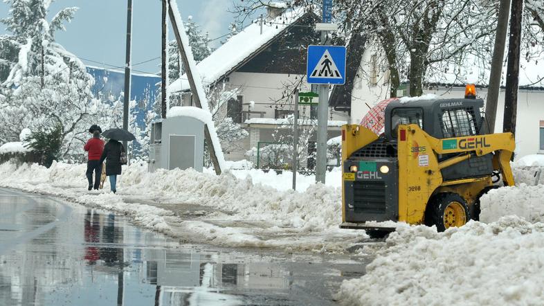 Delavci so sneg s pločnikov odstranjevali včeraj, nove snežne padavine pa so nap