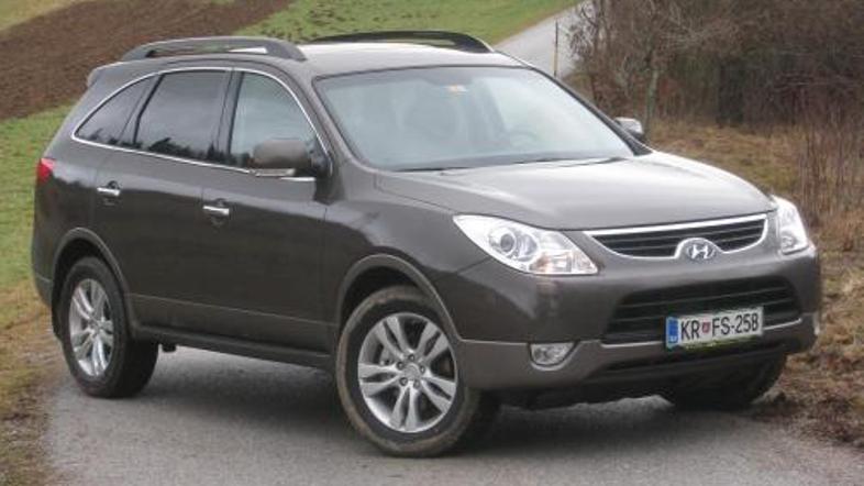 V ix55 se lahko pelje sedem potnikov, a bosta najmanj dva med njimi morala biti 