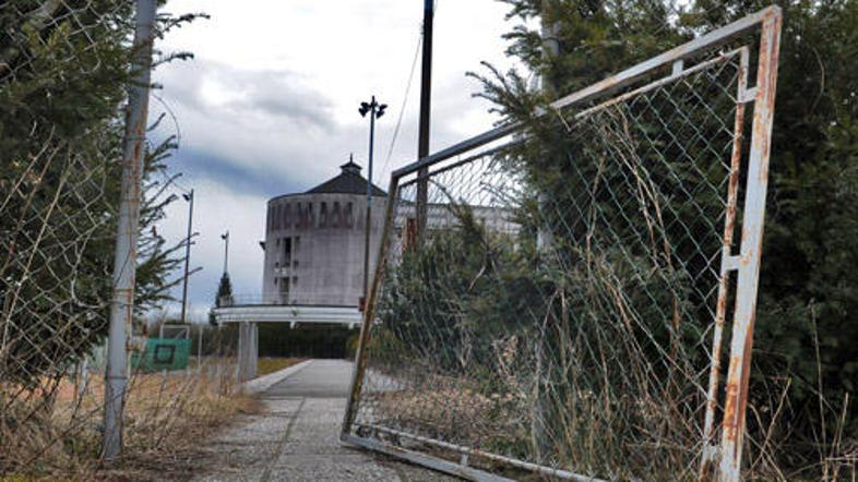 V takšnem stanju je danes prizorišče nekoč največjega teniškega turnirja v Slove