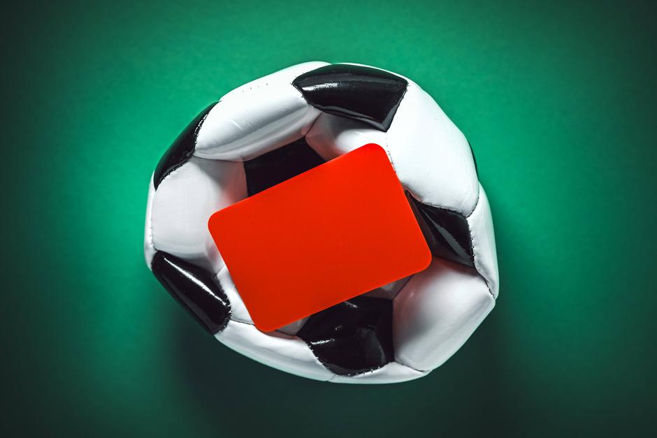 žoga rdeč karton nogomet kazen | Avtor: Profimedia
